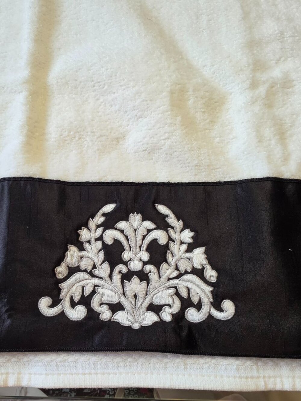 Nicole Miller 100% cotton white/black embroidered embellished hand towels 2(set)